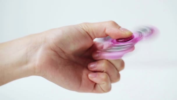 Ręka, grając z przędzenia fidget spinner — Wideo stockowe