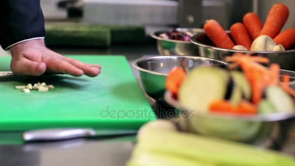 Hände eines männlichen Kochs kochen Knoblauch in der Küche — Stockvideo