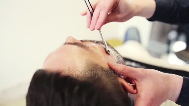 Homme et coiffeur avec barbe à rasoir droite — Video