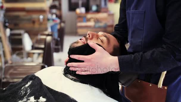 Barbier avec serviette de nettoyage visage masculin après le rasage — Video