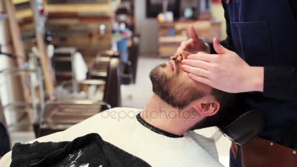 Peluquero aplicando barba styler a la cara masculina — Vídeo de stock