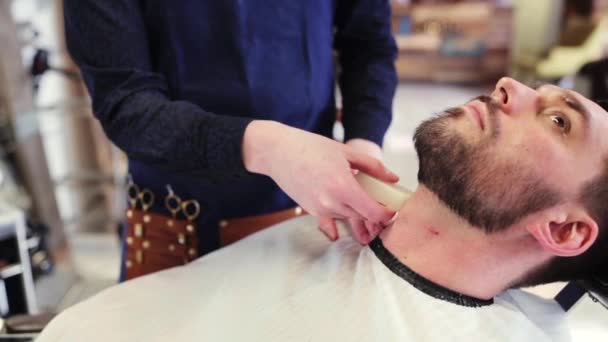 Barbeiro tratando pescoço masculino com barra de alume na loja — Vídeo de Stock