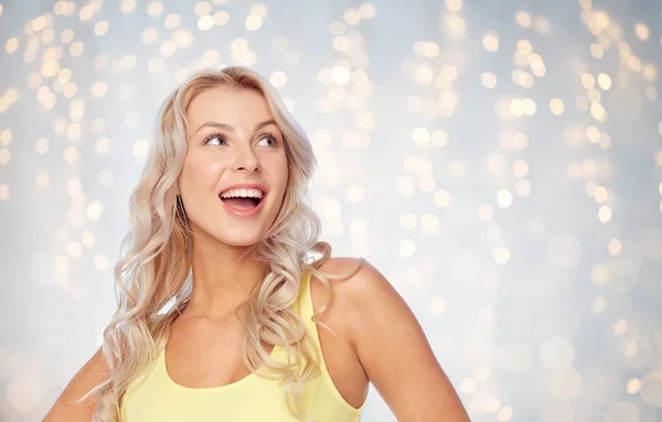 Feliz sorrindo jovem mulher com cabelo loiro — Fotografia de Stock