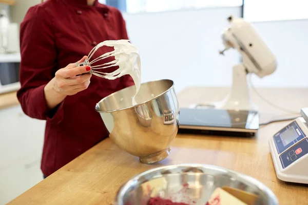 Chef con batidor y claras de huevo batidas en la cocina — Foto de Stock