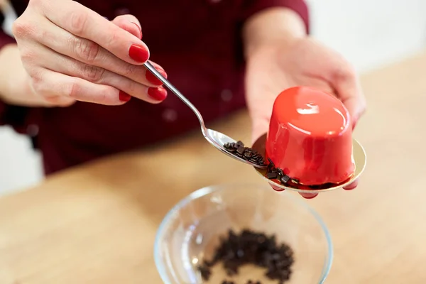 Chef-kok versieren mirror glaze koeken tijdens patisserie — Stockfoto