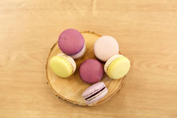 나무 스탠드에 다른 macarons 로열티 프리 스톡 이미지