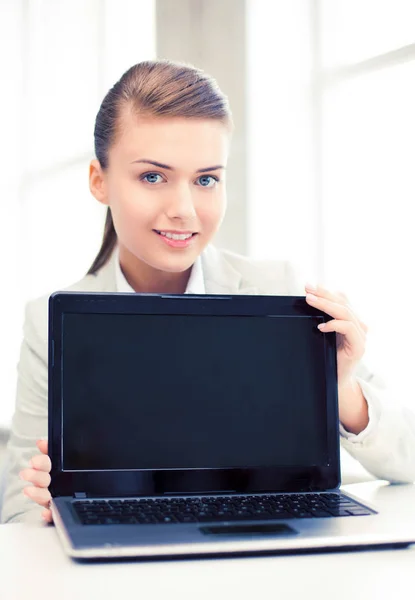 Empresaria con laptop en oficina — Foto de Stock
