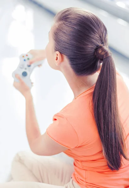 Vrouw met joystick spelen van videospellen — Stockfoto