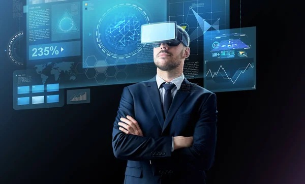 Uomo d'affari in realtà virtuale auricolare su nero — Foto Stock