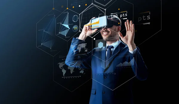 黒の上の仮想現実のヘッドセットのビジネスマン — ストック写真