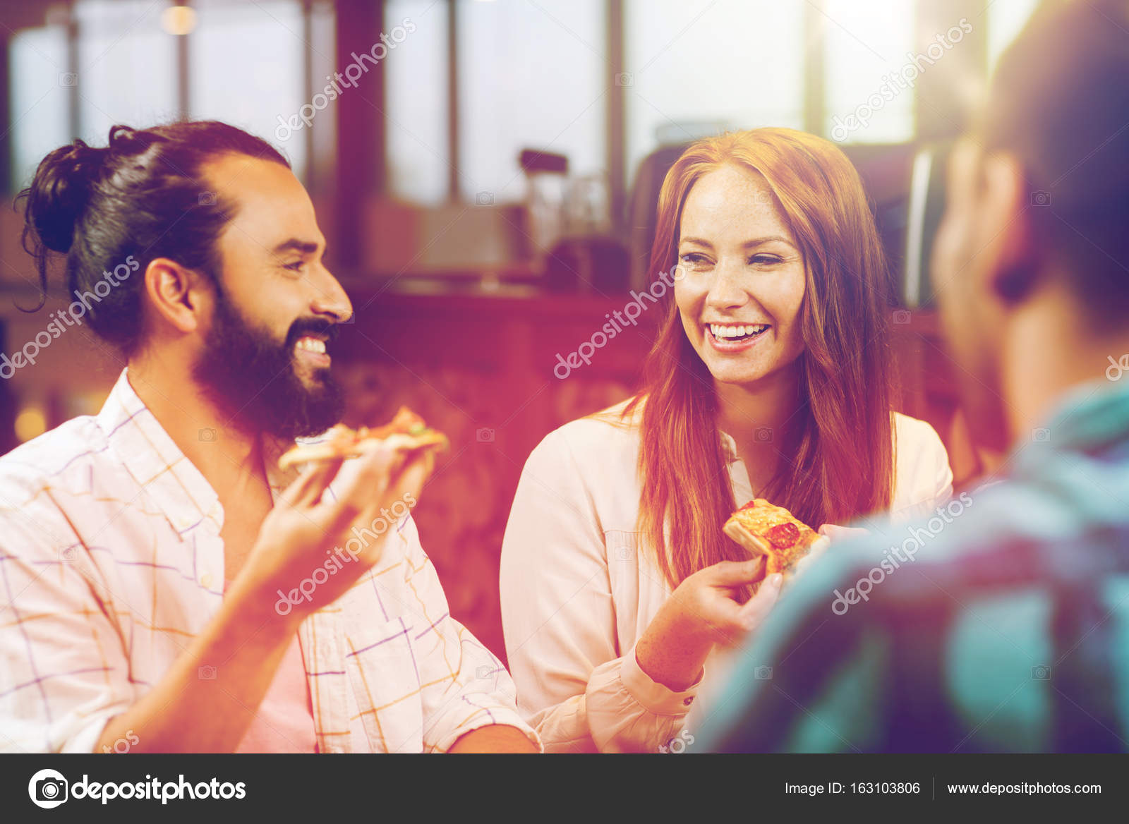 Pizza bira ile restoranda yemek arkadaşlar Stok fotoğrafçılık ©Syda