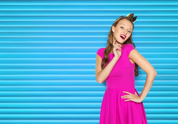 Glückliche junge Frau oder Teenager-Mädchen in rosa Kleid — Stockfoto