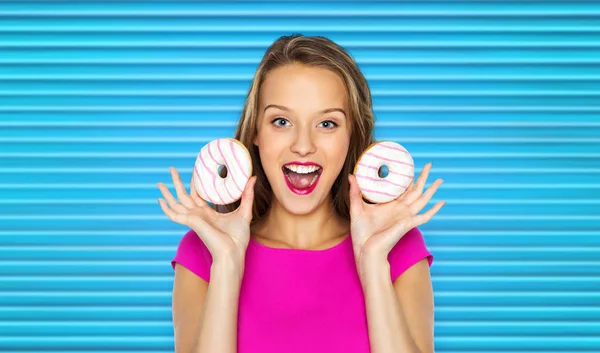 Glückliche Frau oder Teenager-Mädchen mit Donuts — Stockfoto