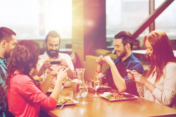 Szczęśliwy przyjaciele biorąc obraz jedzenie w restauracji — Zdjęcie stockowe