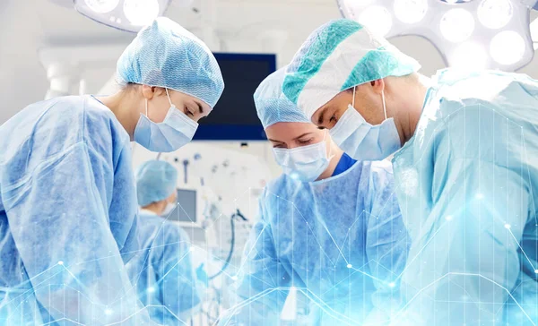 Groupe de chirurgiens en salle d'opération à l'hôpital — Photo