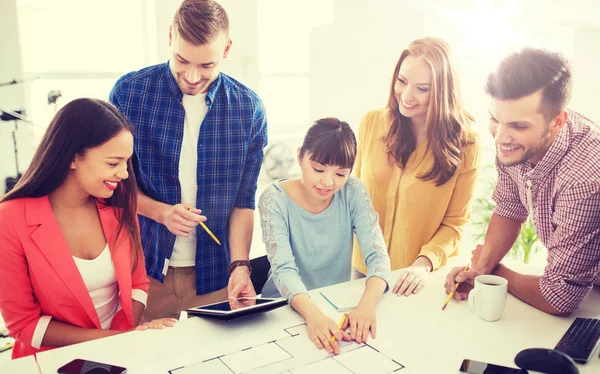 Kreativ-Team mit Blaupause im Büro — Stockfoto