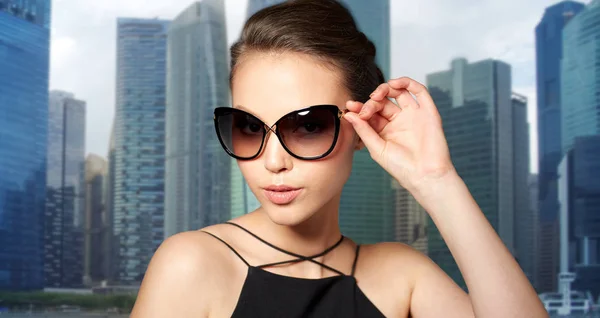 Güzel genç kadın zarif siyah güneş gözlüğü — Stok fotoğraf