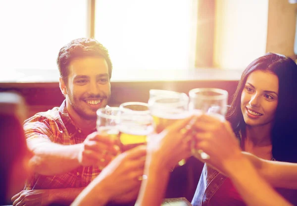 Happy vrienden drinken bier bij bar of pub — Stockfoto