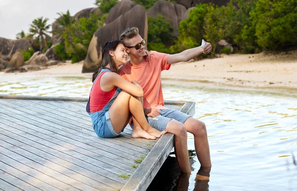 Gelukkige tiener paar nemen selfie op smartphone — Stockfoto