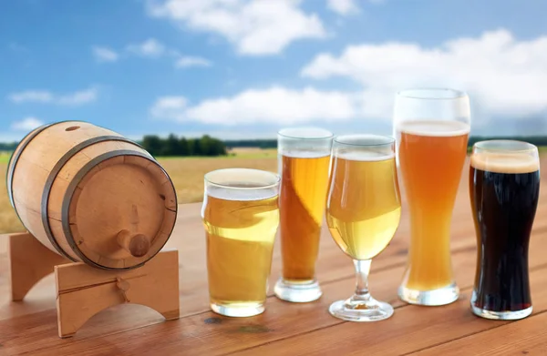 Verschillende soorten bier in de glazen op tafel — Stockfoto