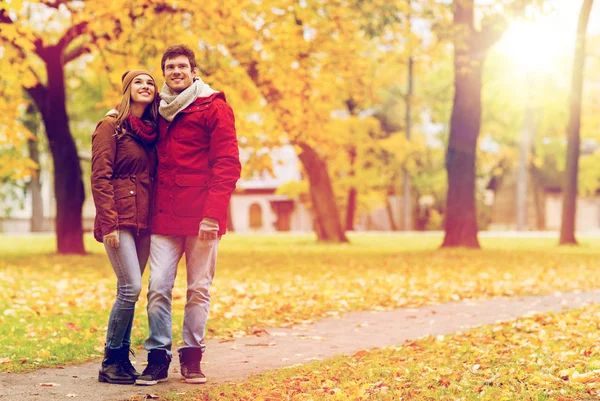 Feliz pareja joven caminando en el parque de otoño — Foto de Stock