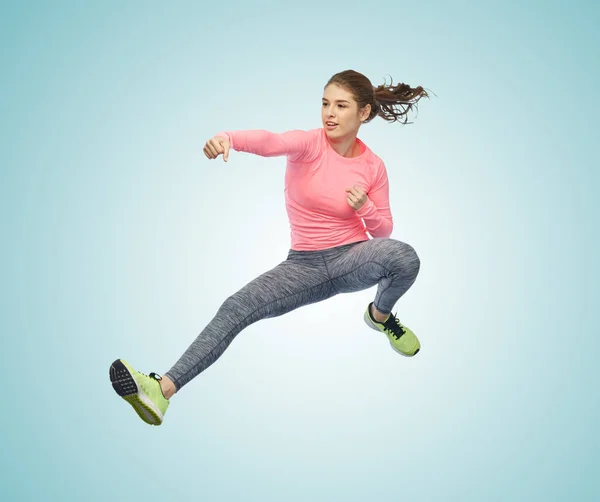 Felice sporty giovane donna che salta in posa combattimento — Foto Stock