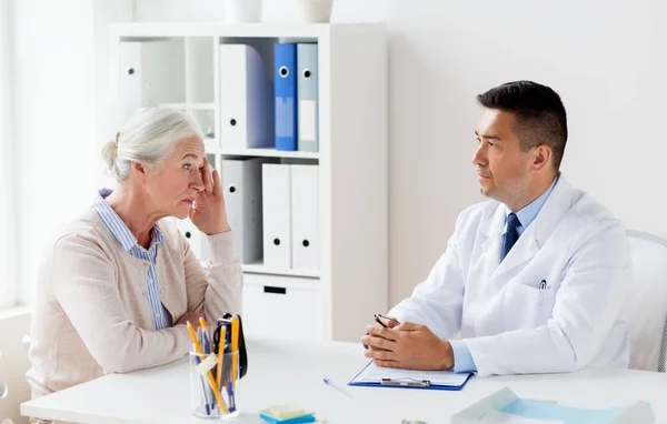 Femme âgée et médecin réunis à l'hôpital — Photo