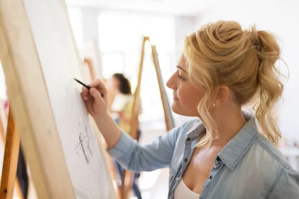 Künstlerin mit Bleistiftzeichnung an der Kunstschule — Stockfoto