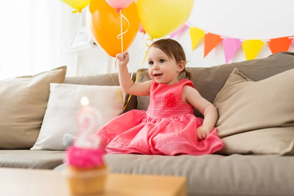 Happy baby flicka på födelsedagsfest hemma — Stockfoto