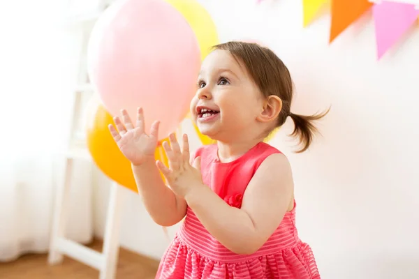 Happy baby flicka på födelsedagsfest hemma — Stockfoto