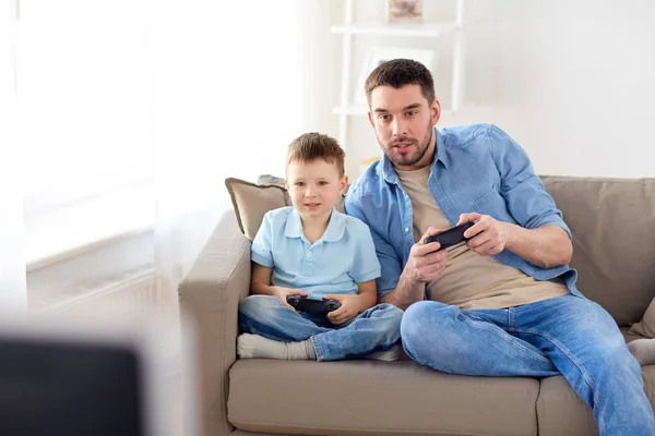 Vader en zoon spelen videospel thuis — Stockfoto