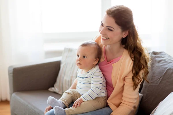 Felice giovane madre con piccolo bambino a casa — Foto Stock