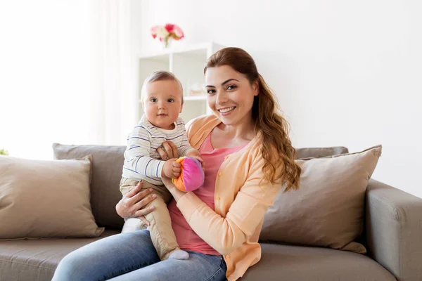 Glückliche junge Mutter mit kleinem Baby zu Hause — Stockfoto