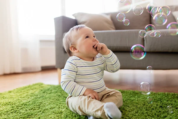 Chłopiec dziecko bawi się baniek mydlanych w domu — Zdjęcie stockowe