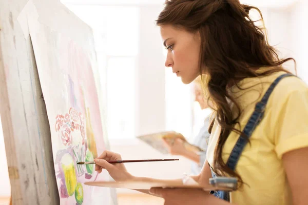 Student girl with easel painting at art school — Stock Photo, Image