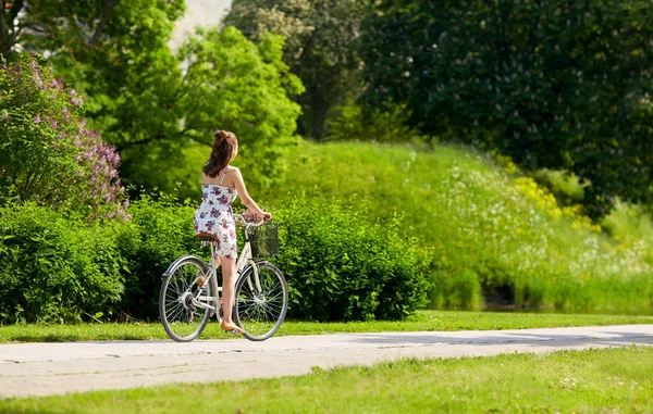 Femme heureuse vélo fixie équitation dans le parc d'été — Photo