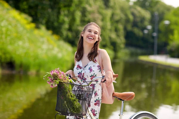 Felice donna in sella fixie bicicletta nel parco estivo — Foto Stock