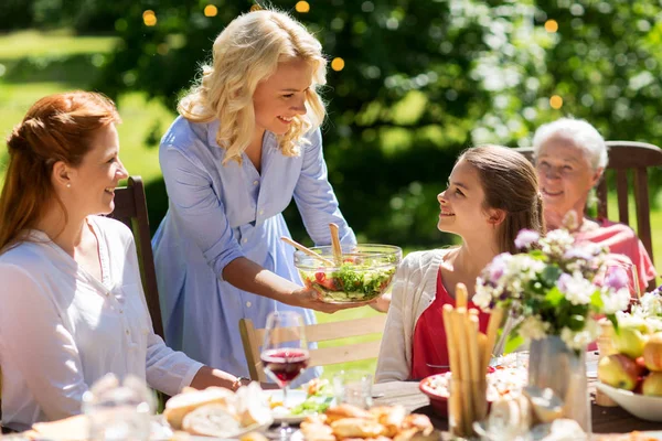 Keluarga bahagia makan malam atau pesta kebun musim panas — Stok Foto