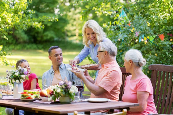 O familie fericită care ia cina sau o petrecere în grădină de vară — Fotografie, imagine de stoc
