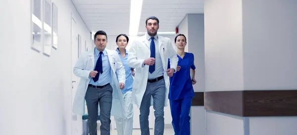 Group of medics walking along hospital — Stock Photo, Image