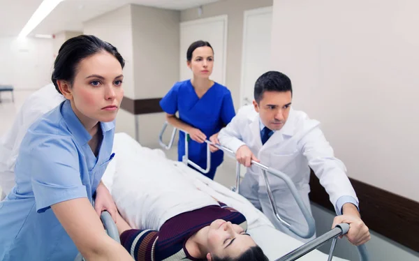 Les médecins avec une femme sur le brancard de l'hôpital à l'urgence — Photo