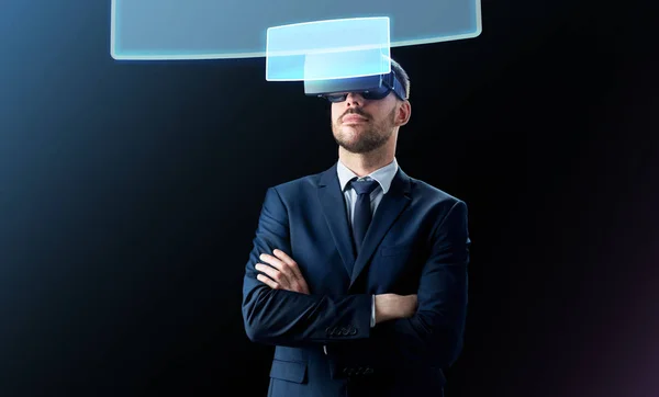 Geschäftsmann im Virtual-Reality-Headset über Schwarz — Stockfoto