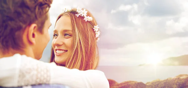 Feliz sorrindo jovem hippie casal sobre o mar — Fotografia de Stock