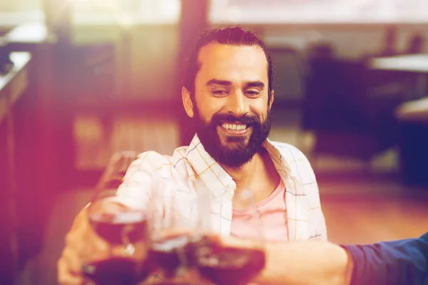 Счастливый человек звон бокал вина в ресторане — стоковое фото