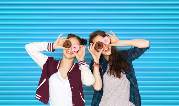 Feliz bonita adolescente meninas com donuts se divertindo — Fotografia de Stock