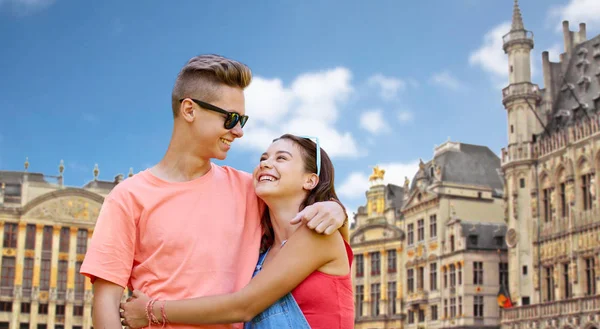 Feliz casal adolescente abraçando na cidade de Bruxelas — Fotografia de Stock