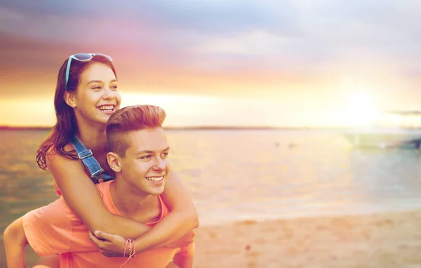 Feliz pareja adolescente divirtiéndose en la playa —  Fotos de Stock