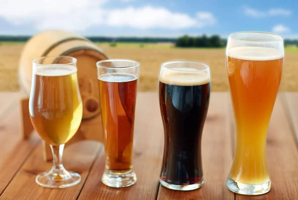Различные сорта пива в стаканах на столе — стоковое фото