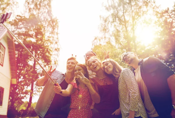 お友達の夏の庭のパーティーで selfie を引き継ぐ — ストック写真