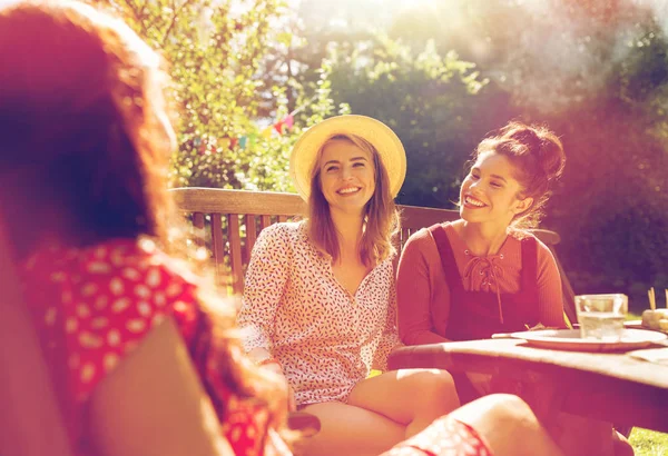 Happy vrienden hebben van diner bij zomertuin — Stockfoto